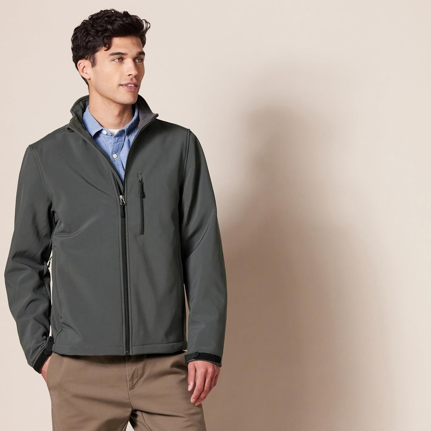 Amazon Essentials Men's Water-Resistant Softshell Jacket - Image 2