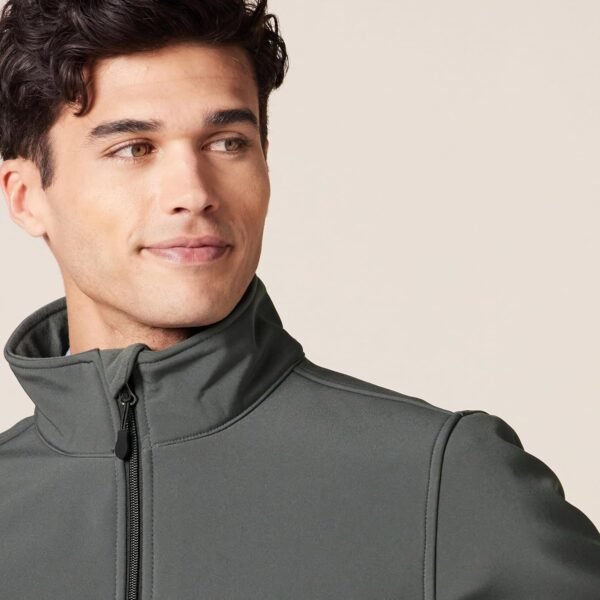 Amazon Essentials Men's Water-Resistant Softshell Jacket
